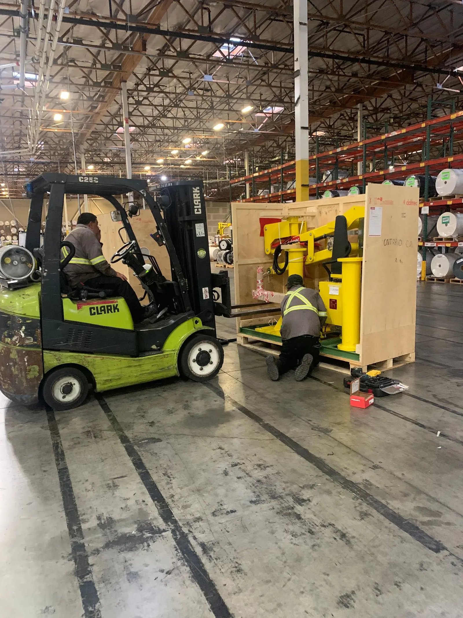 Montacargas descarga maquinaria plataforma almacen Tijuana AZVIR