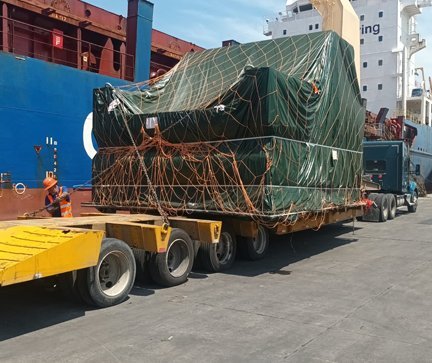 Descarga carga pesada plataforma puerto maritimo AZVIR transporte